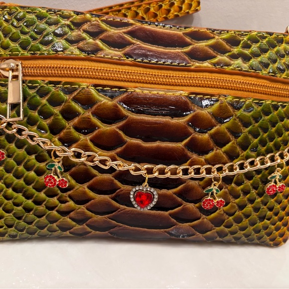 Stylish Faux Snake Print Wristlet Crossbody NWOT & Red Cherries Bling Bag Charms - Picture 6 of 6
